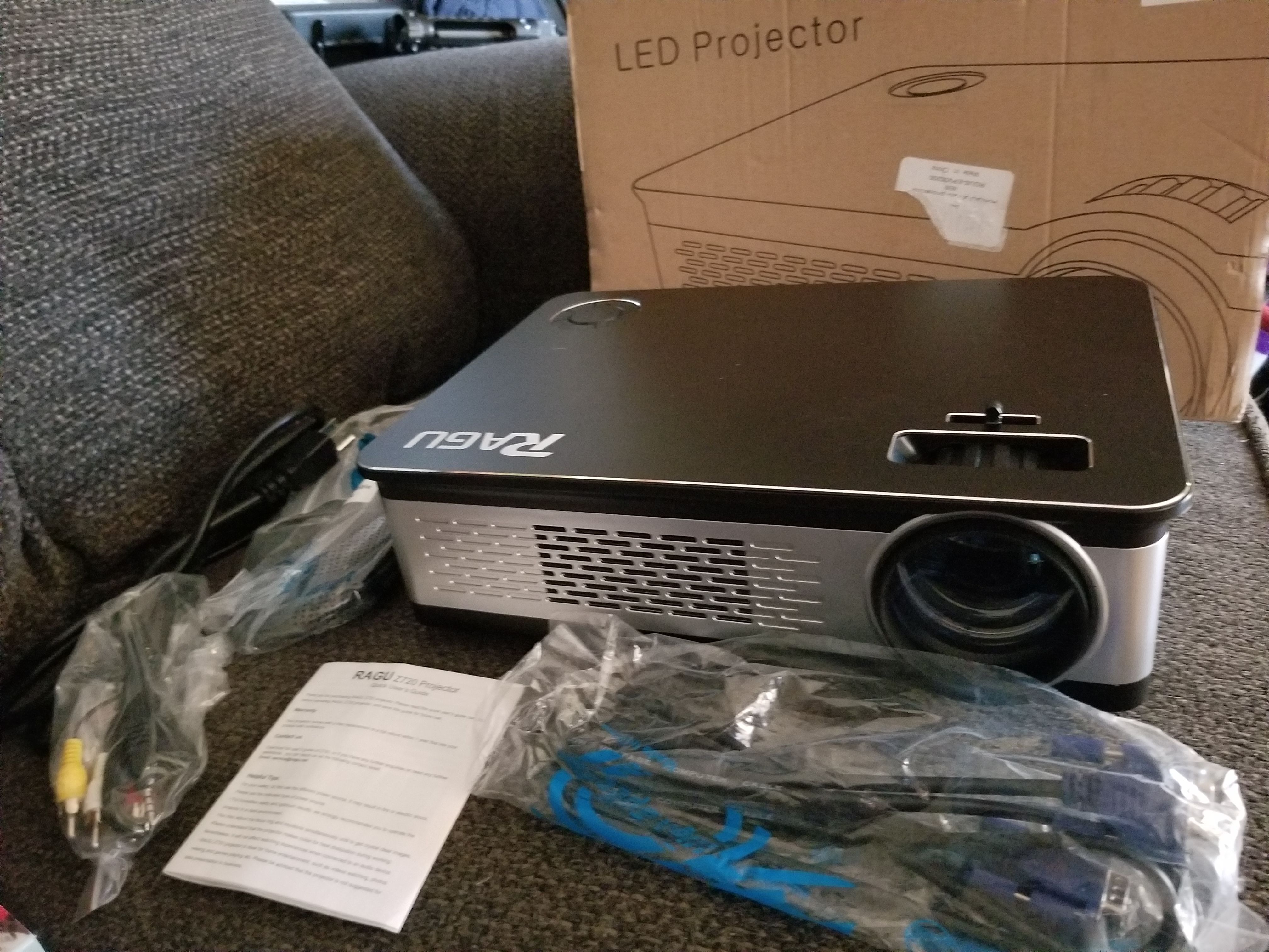 Hump Day Sale..$140 PRICE IS FIRM...RAGU Z720 Video projector HD Projectors Portable Movie Projector.