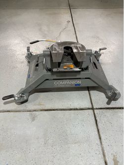 B&W Companion 25K Fifth Wheel Hitch - OEM Puck System - Excellent Condition