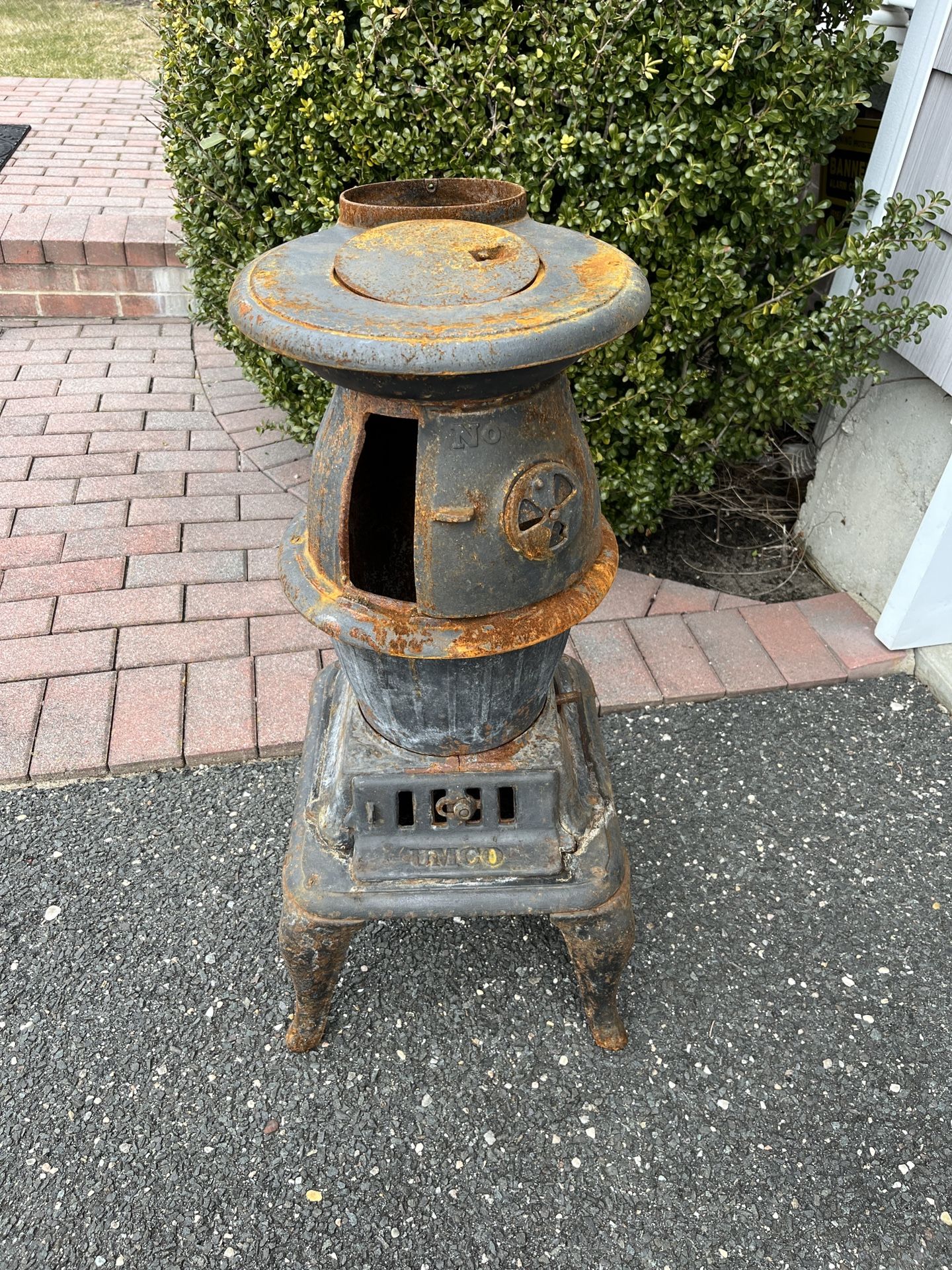 UMCO Cast Iron Pot Belly Stove