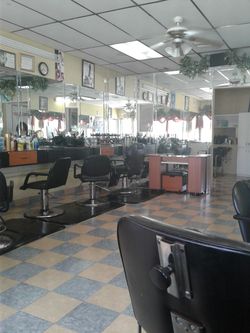 Hair salon in pompano is looking for license hairstyles with license to rent booth, call Germenie {contact info removed}