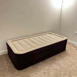 Airbed Twin 20" with built-in AC pump. Like new, used two times! Original packing