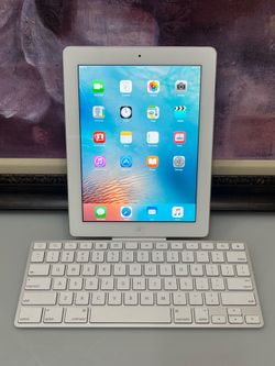 Apple iPad 1st Gen A1395 16GB Tablet 9.7” iOS 9.3.5 w/ Keyboard - $29