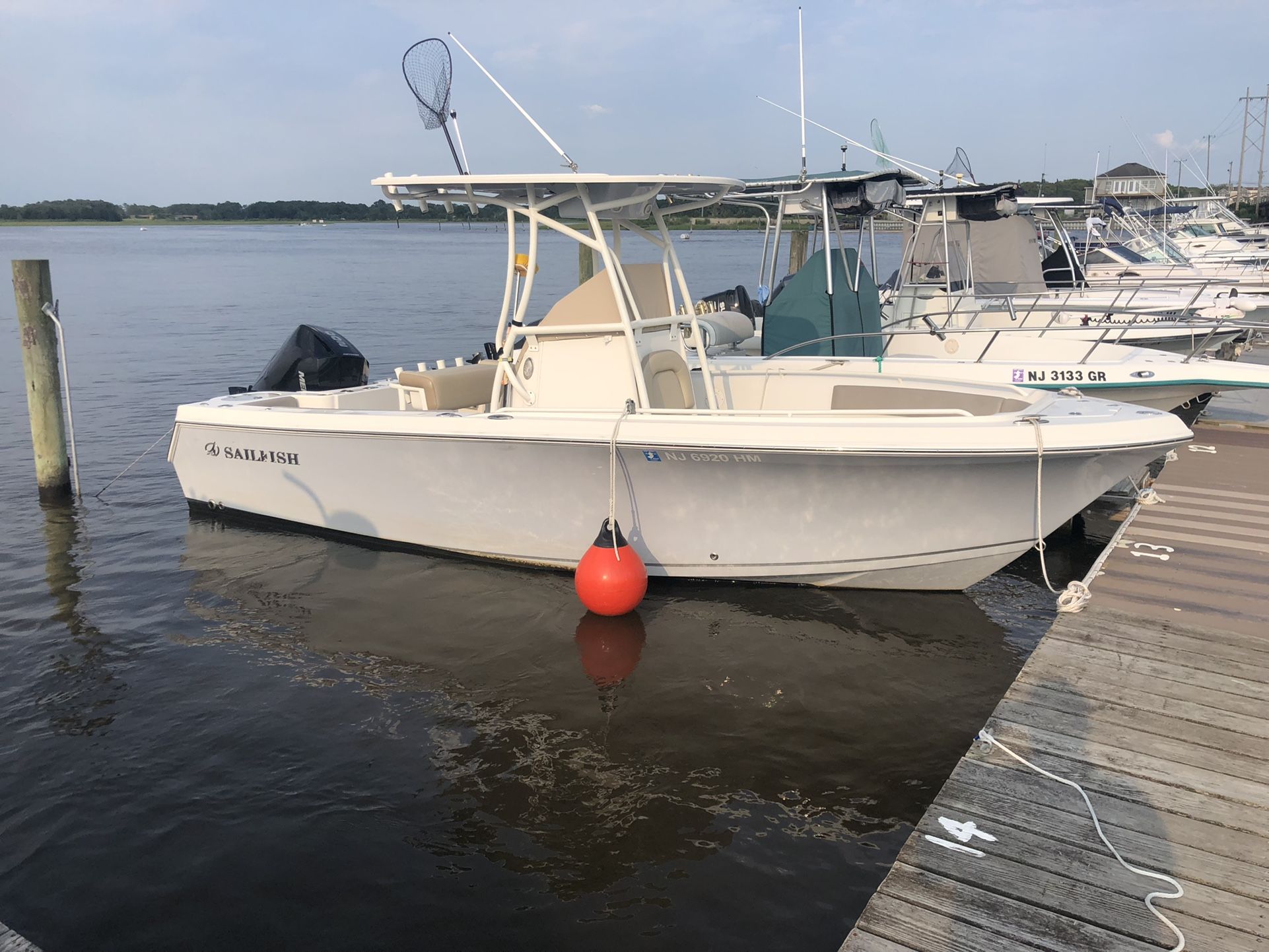 2019 Sailfish 22’ center console