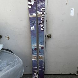 169cm Salomon lady Skis bindings not included 