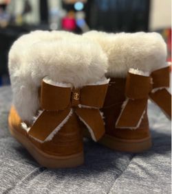 Size 7, juicy couture boots never worn