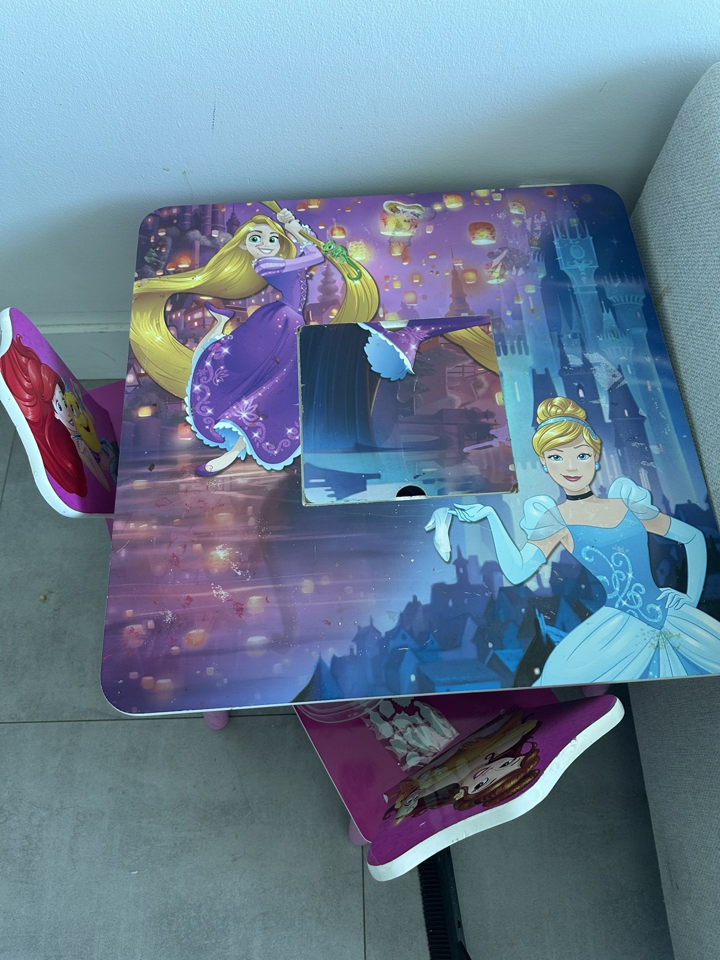 Kids’ activity table with 2 chairs, decorated with Elsa designs.