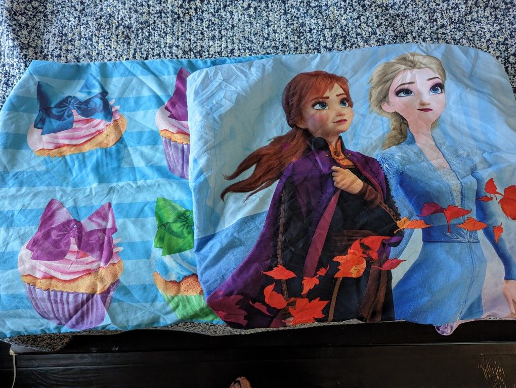 Girl Pillow Cases Frozen / Cupcakes