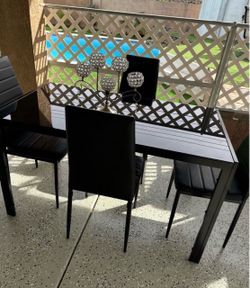 Black glass dining table with 4 chairs – like new.