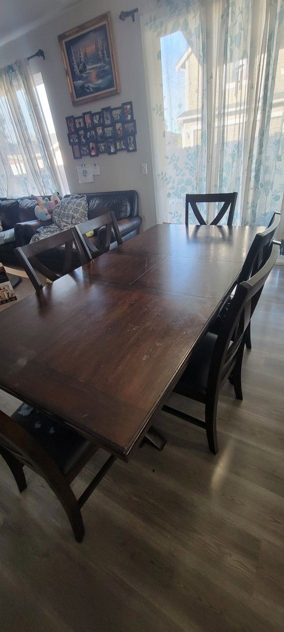 Dining Table Whith 6 Chairs. Free.