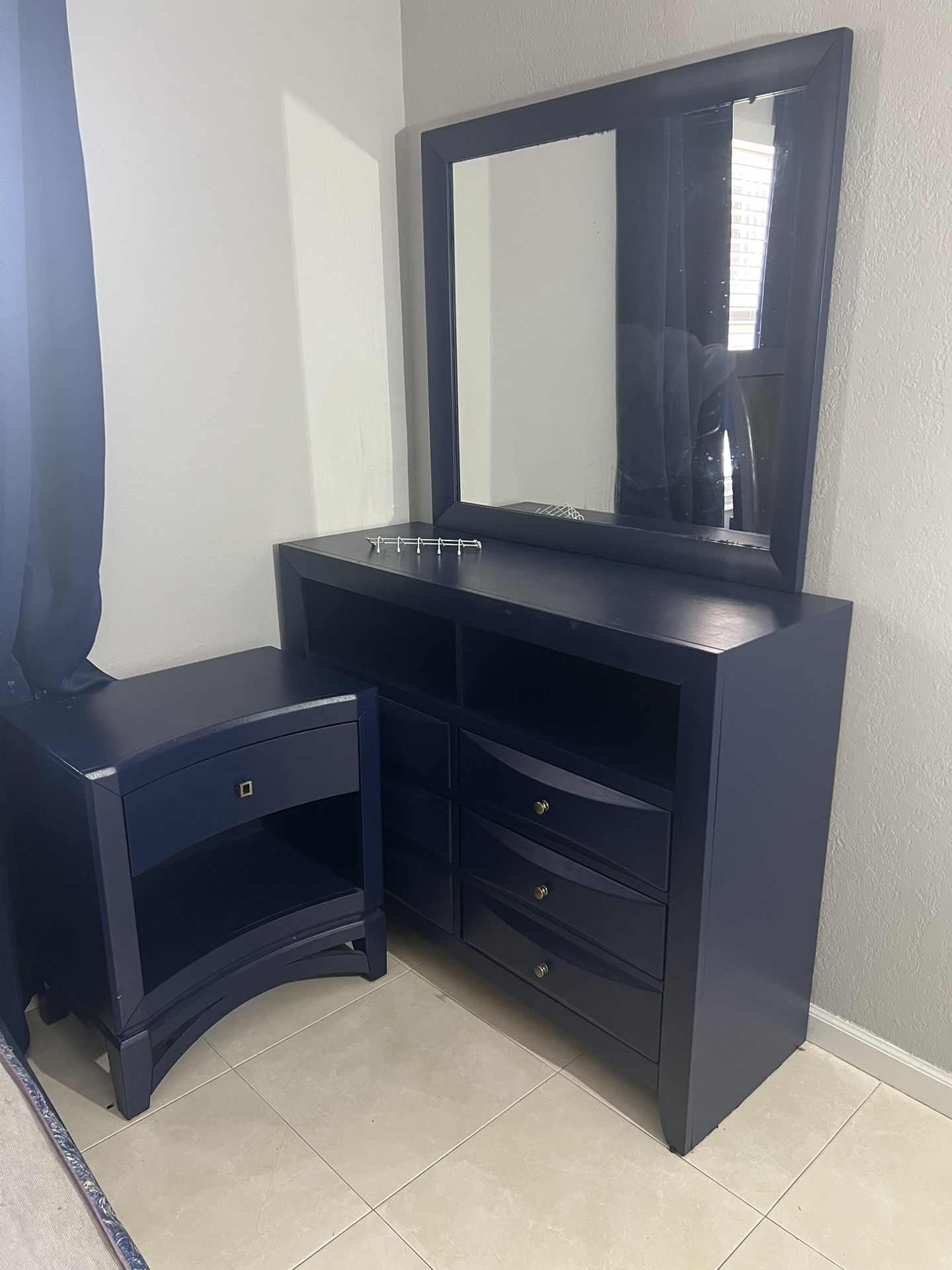 Bedrom Set . 1 bed 2 night Stand. 1 Dresser With Mirror