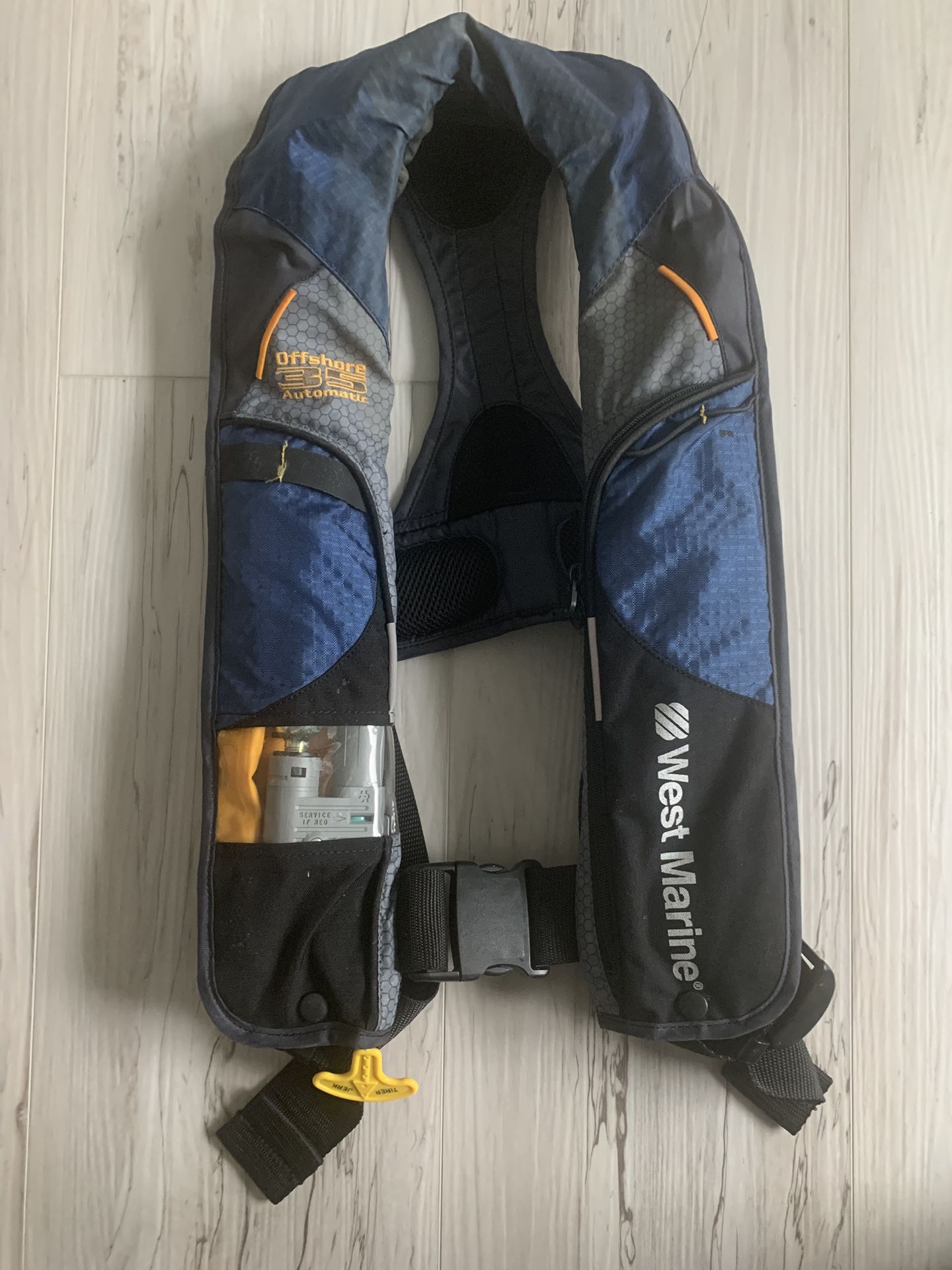 West Marine Offshore 35 Automatic Inflatable Lite Vest