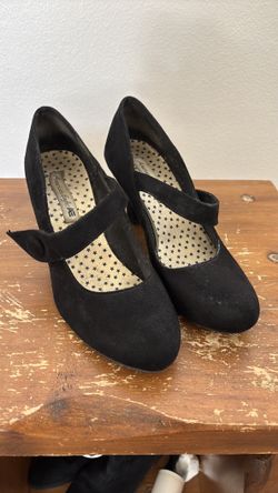 10 cash size 8.5 near AV College black pumps suede