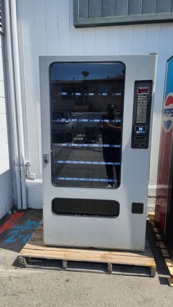Snack vending machine