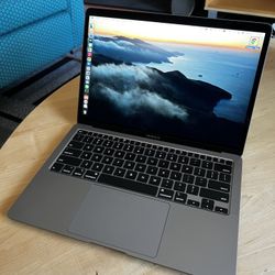 MacBook Air (2020) 13.3in with Accessories