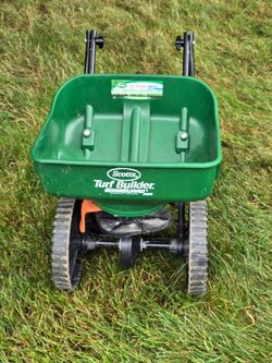 Scott's Turf Builder Edge guard spreader