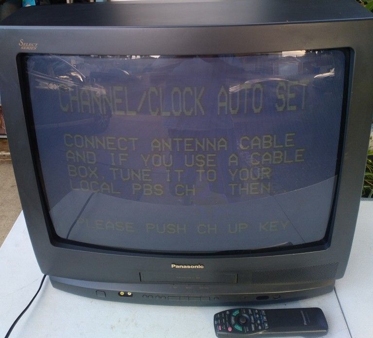 32in Retro TV with Built-in VCR Tape Player