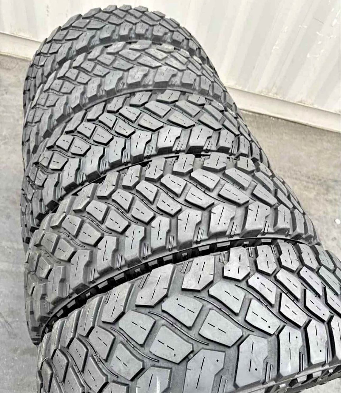 255 75 17 Firestone con 80% de vida las 4 They all have 80% of their life remaining.