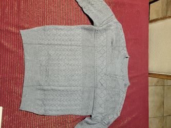 BRAND NEW - BEAUTIFUL, SOFT LIGHT GRAY WOMEN'S SWEATER / SIZE MEDIUM