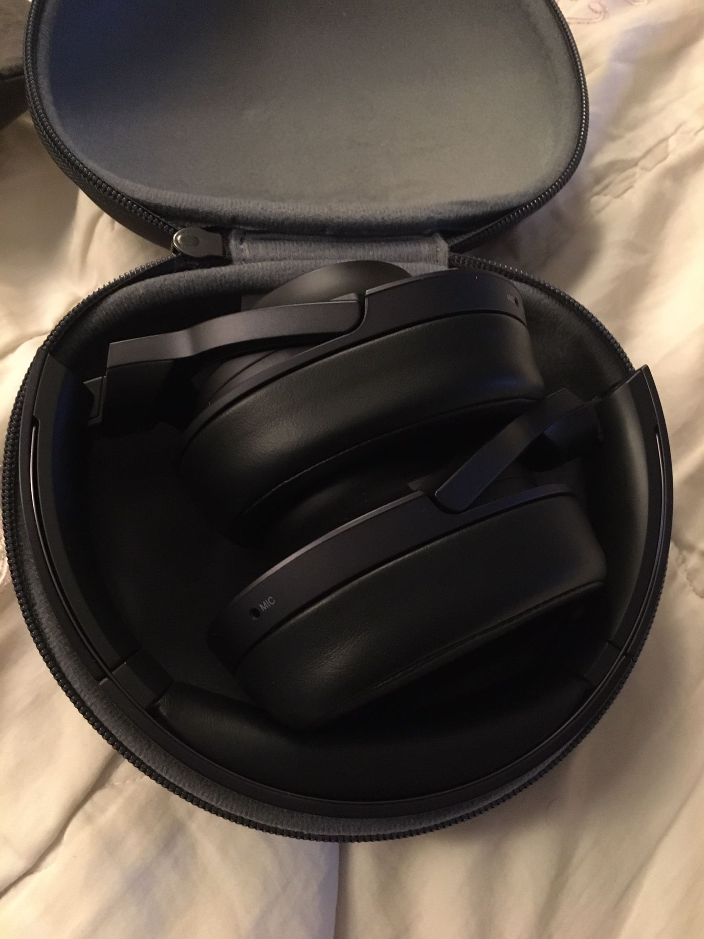 Sony Noise cancelling headphone (MDR100)