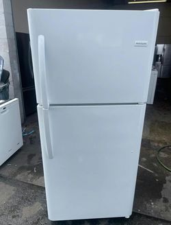 Frigidaire White Top Mount Refrigerator - Clean & Efficient