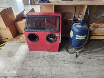 Sand blasting cabinet and tank