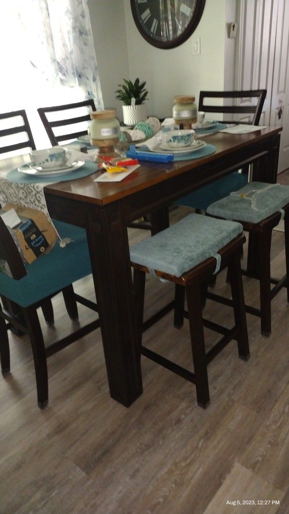 7 Piece Dinner Table That Open To A Large Table Purchase From Rooms To Go