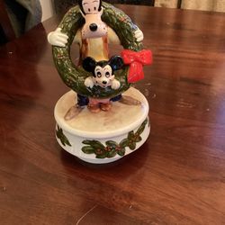 Vintage Schmid Goofy Mickey Music Box '81 Rudolph Christmas Wreath Ceramic