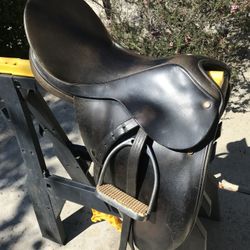 Dressage Saddle With Stirrups 17.5”