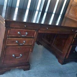 EXECUTIVE DESK / WITH HUTCH OR WITHOUT