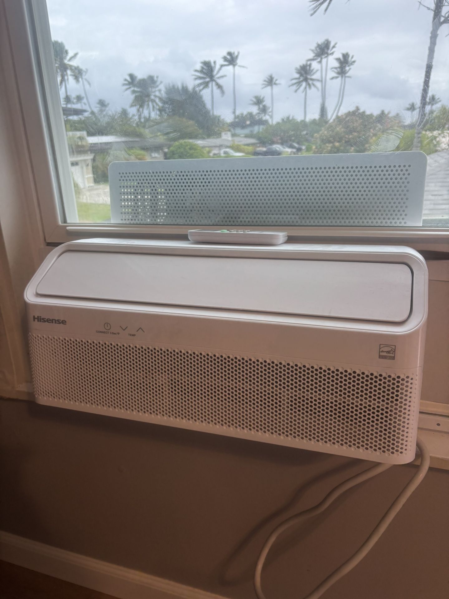 **Like new!** Hisense 8,000 BTU Window Unit Air Conditioner