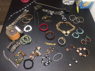 37 pieces of fashion jewlery