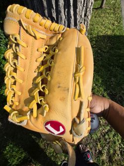Louisville SluggerBaseball/Softball Glove ( See PICS) SEE MY Page For Other Baseball/Softball EQUIPMENTFOR SALE "CHEAP"