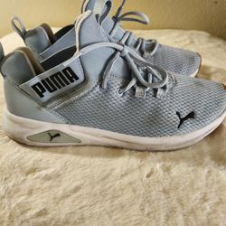 Womens Pumas Sz 9.5