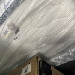 $699 SERTA QUEEN MATTRESS