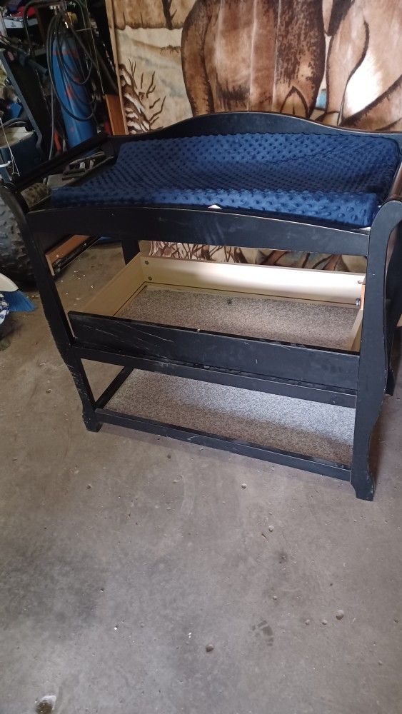 Sturdy diaper changing table in need of some tlc