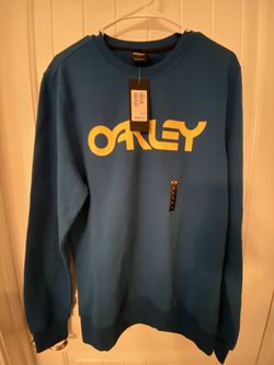 Oakley sweatshirt Men’s size is large.