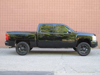 2009 Chevrolet Silverado 1500 Crew Cab 4WD Pickup Truck 4X4 Chevy GMC Sierra Lifted 4 Door Navigation Ford F150 F250 Dodge Ram Toyota Tundra Pickup