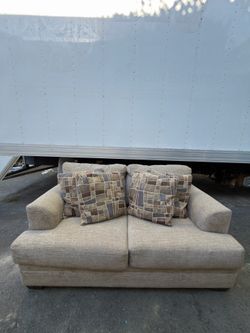 *Like New* Comfortable Beige Loveseat + Accent Pillows • Free Delivery! 🚛