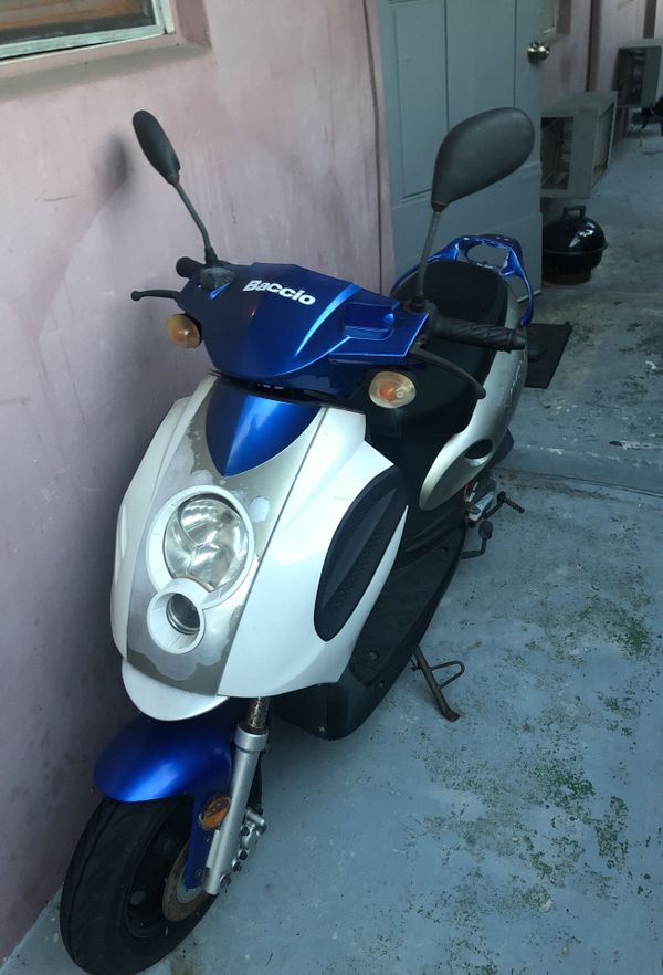 For sale scooter miami baccio 50cc año 2014 for Sale in Hollywood, FL