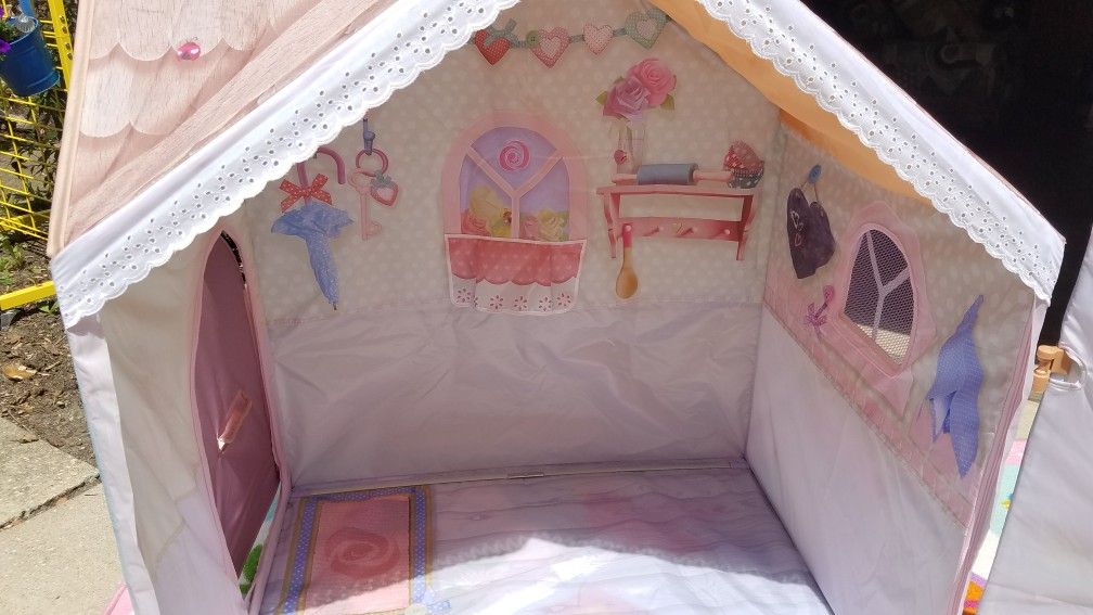 ADORABLE KIDS PLAY COTTAGE