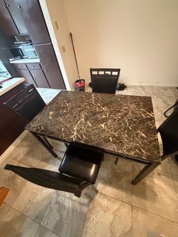 Table/ 4 Chairs