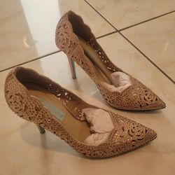Ladies Shoes Size 7  1/2