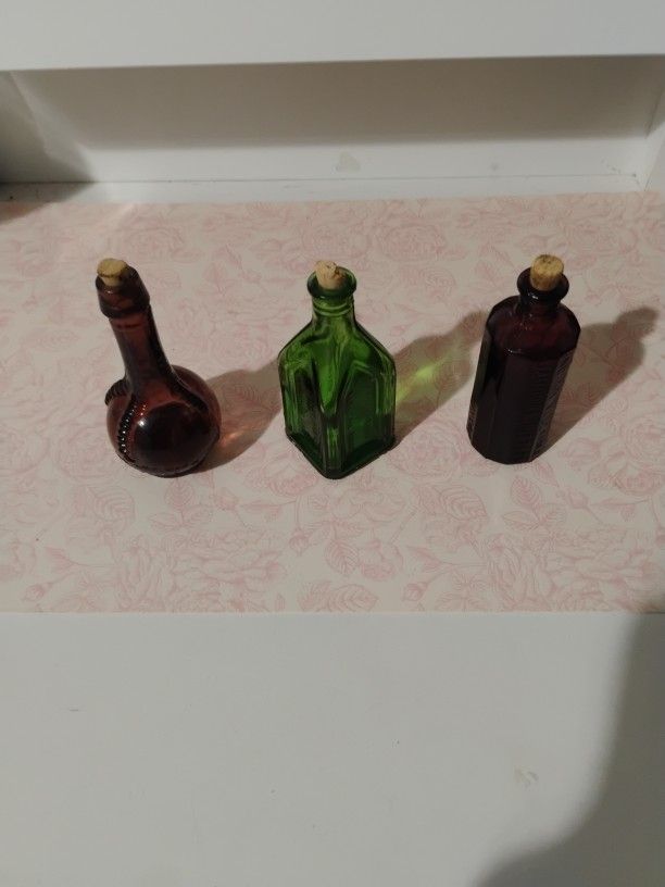 Set Of 3 Antique Miniature Bottles ; Alan Casters Jaundice Bitters, Chief Wahoo Electric Tonic, & Ball And Clam Bitters