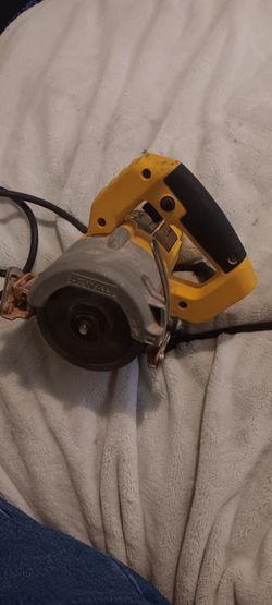DeWalt'dwc86ow. 4-3/8 wet- dry masonry and tile saw