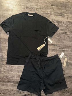 ☀️🔥 ¡Prepárate para el verano con estilo! 🔥☀️  Conjunto Essentials Fear Of God disponible en varios colores.