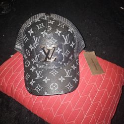 L.v. Designer Logo Hat