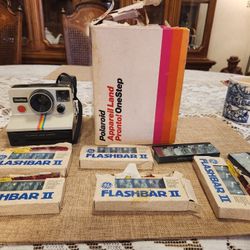 POLAROID CAMERA WITH FLASH BULBS
