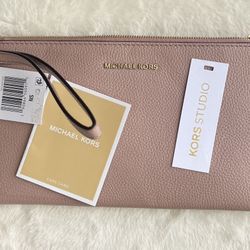 Michael Kors Zipped Leather Clutch 