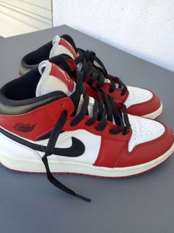 Air Jordan 1 mid Chicago sneakers 7Y- Men's 7 - Women's 8.5