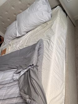 Tufted Upholdtered Storage Platform Bed - Queen Size